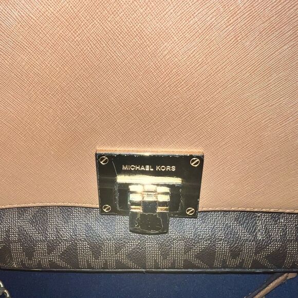 Michael Kors Tina Small Crossbody: An Elegant Style with Distinct Character. - Picture 12 of 14